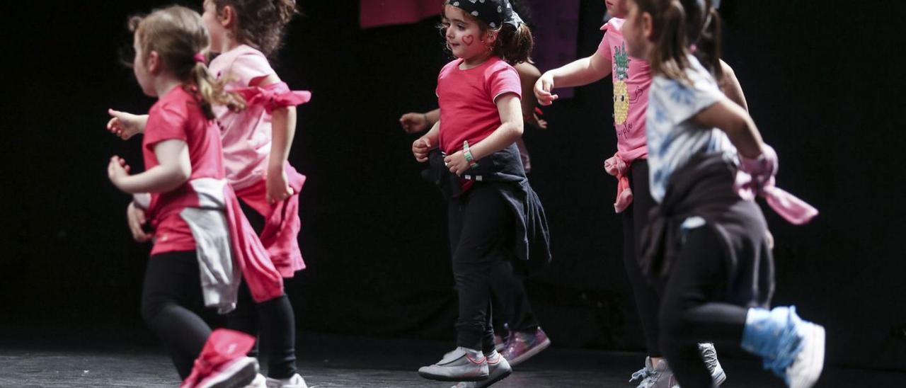 Un grupo de niñas bailando en su colegio. | Julián Rus