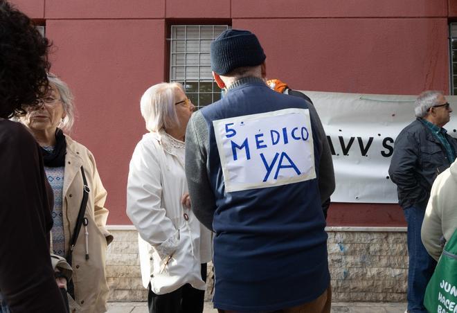 Los vecinos de San Gabriel se concentran por la falta de médicos