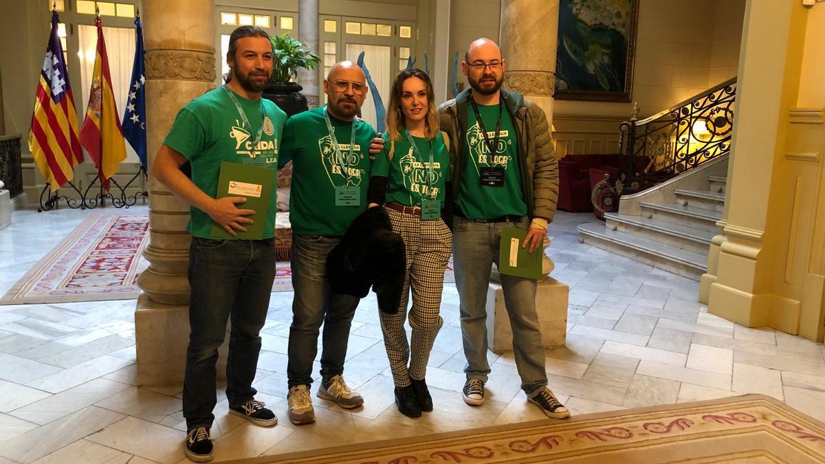 Representantes sindicales con camisetas verdes esta tarde en el Parlament