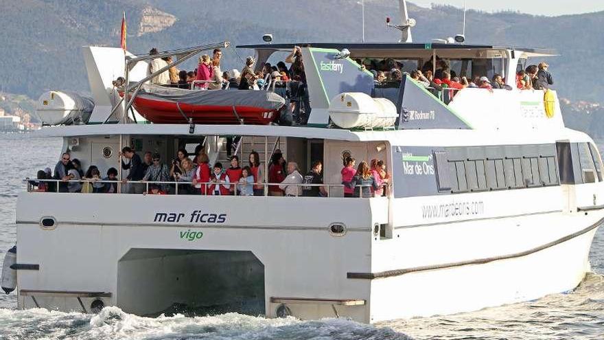 El barco a Cíes, en una reciente excursión.  // Marta G. Brea