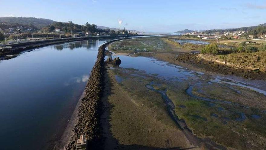 Imagen del canal de navegación del Lérez con marea baja en donde se acumulan cada vez más sedimentos. // Gustavo Santos