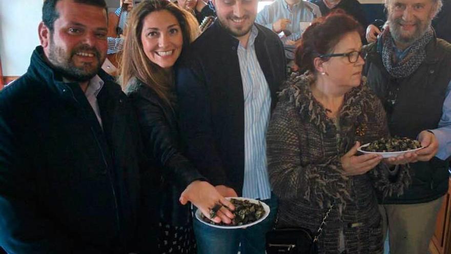 Adolfo García, Milagros Fernández, Javier Blanco, Rita Irusta y Javier García Palacios, con platos de percebes ayer en Puerto de Vega.