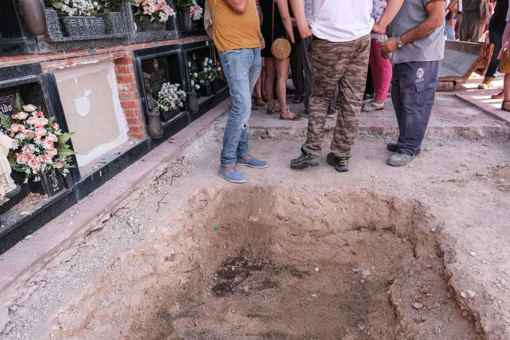 10-08-20 Inicio de la exhumacion de la fosa comun del cementerio de Monovar con fusilados y represaliados de la Guerra Civil y el franquismo, visita de la consellera Rosa Perez Garijo, memoria historica