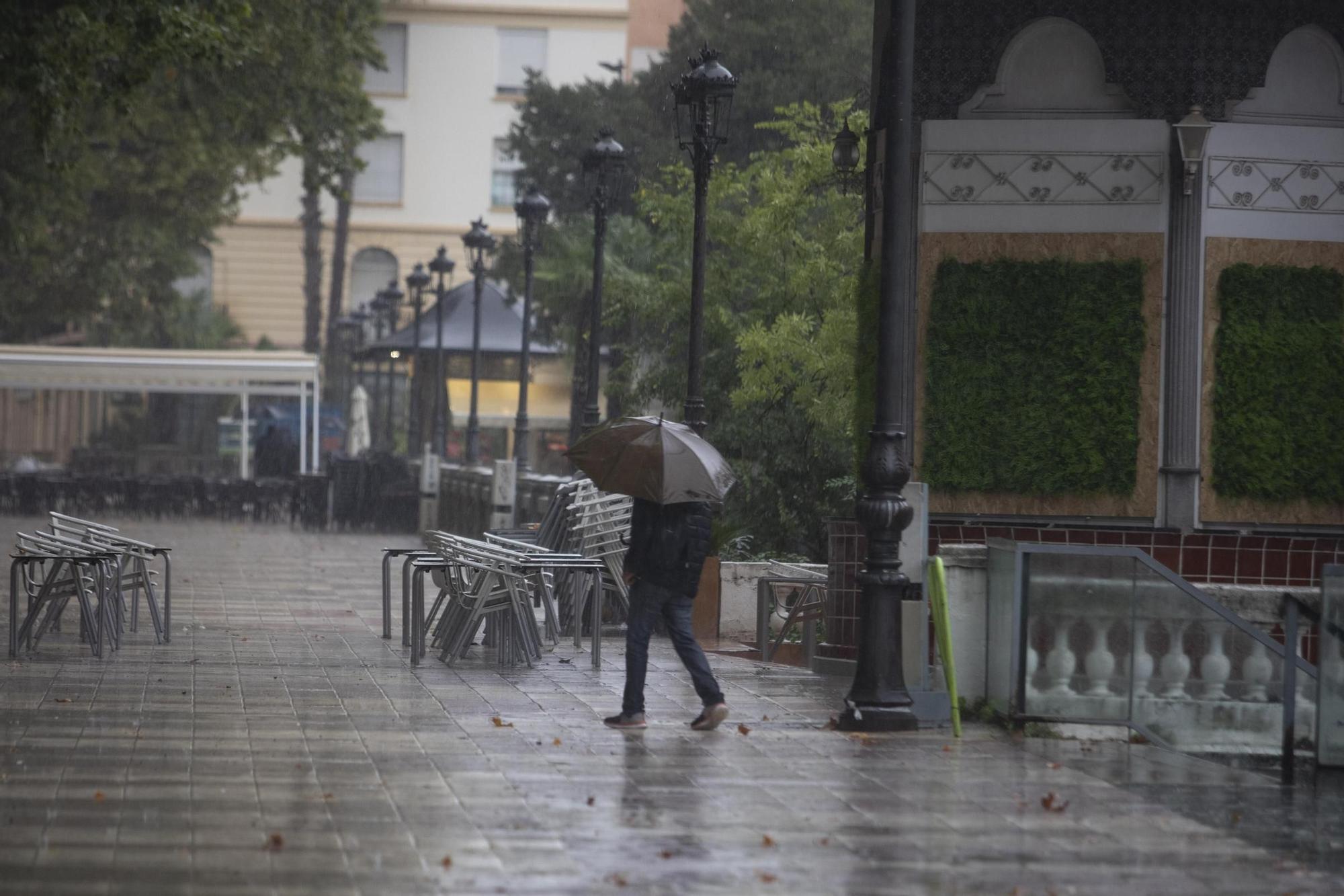 Galería: La lluvia descarga con fuerza en Xàtiva