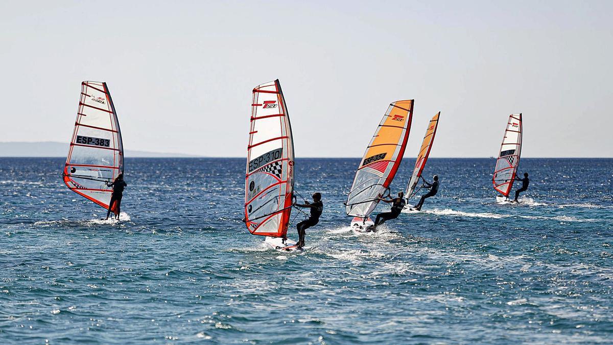 Varios windsurfistas durante una de las jornadas de competición en aguas de Santa Eulària.