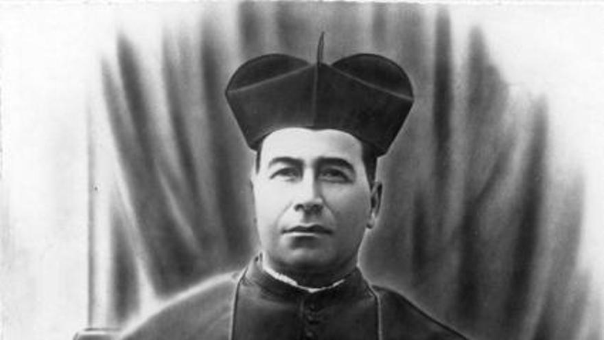 Antoni Cardona Riera bisbe titular de Quersonés i administrador apostòlic d´Eivissa, el maig de 1935.