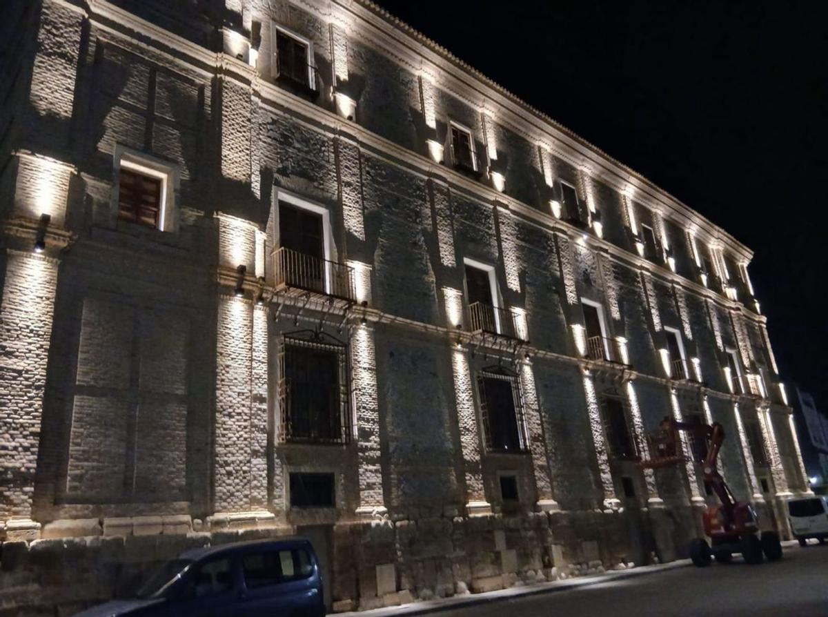 El proyecto de iluminación de las fachadas pone en valor este monumento emblemático.