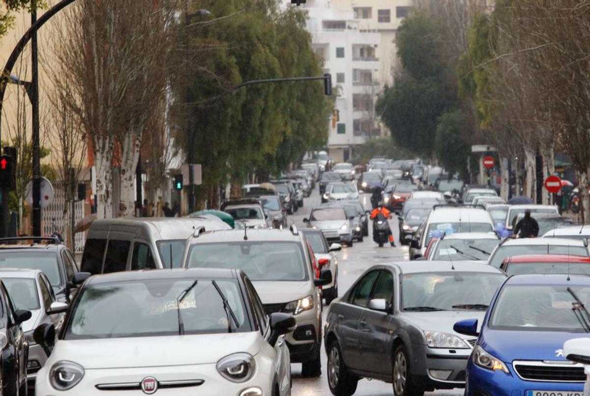Tráfico denso en la avenida de Isidor Macabich de Vila. | J.A.R.