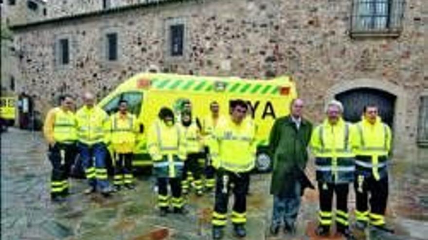 Caja Extremadura dona una ambulancia de 54.000 euros a DYA