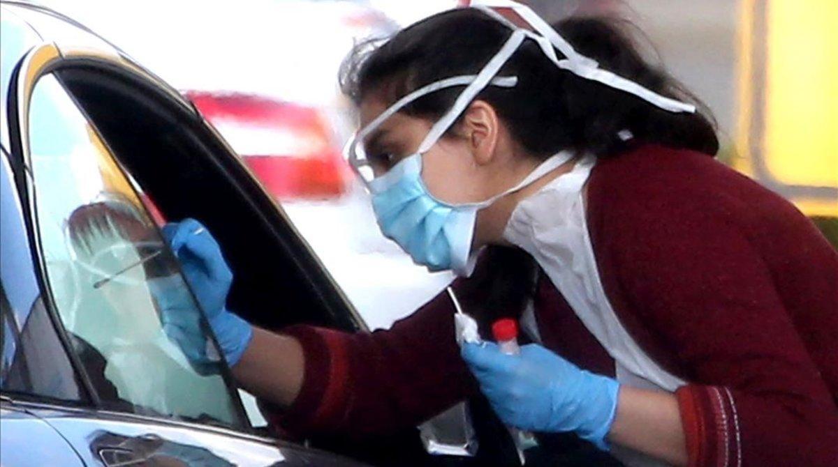 undefined53026642 a medical staff member wearing gloves  eye protection and a 200404174602