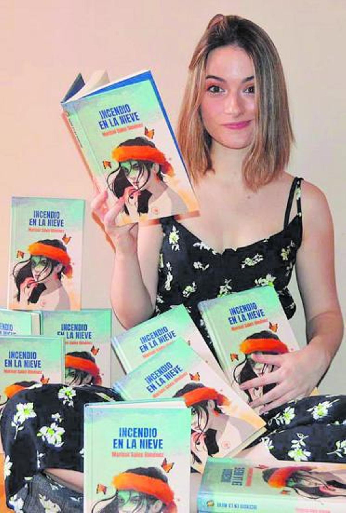 Marisol Sales Giménez rodeada de libros.