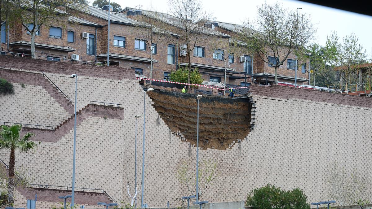 Estado en el que quedó el muro, tras caer en abril en Plasencia.