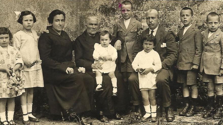 En el regazo de su abuela, con sus padres y seis de sus once hermanos en Lourenzá en 1922.