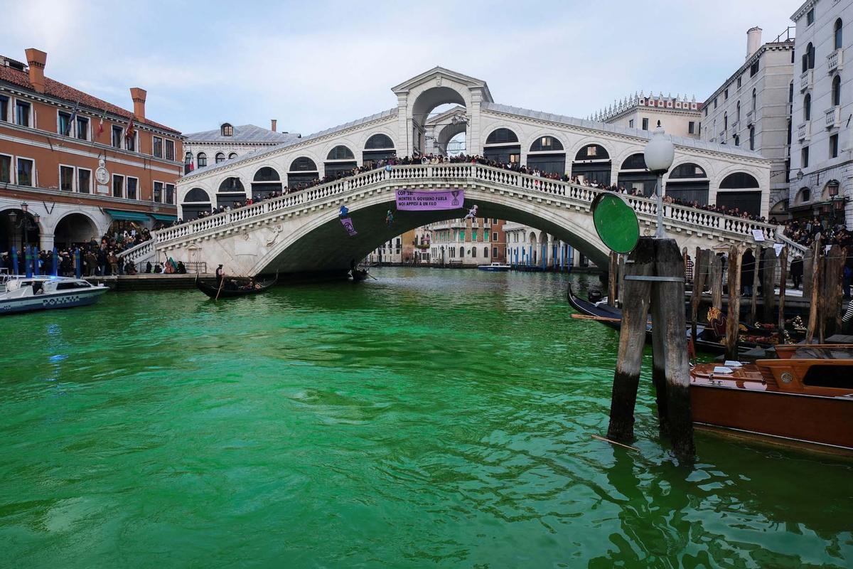 Protesta de activistas climáticos de la Rebelión de Extinción en Venecia y tiñen de  verdes las aguas del Gran Canal