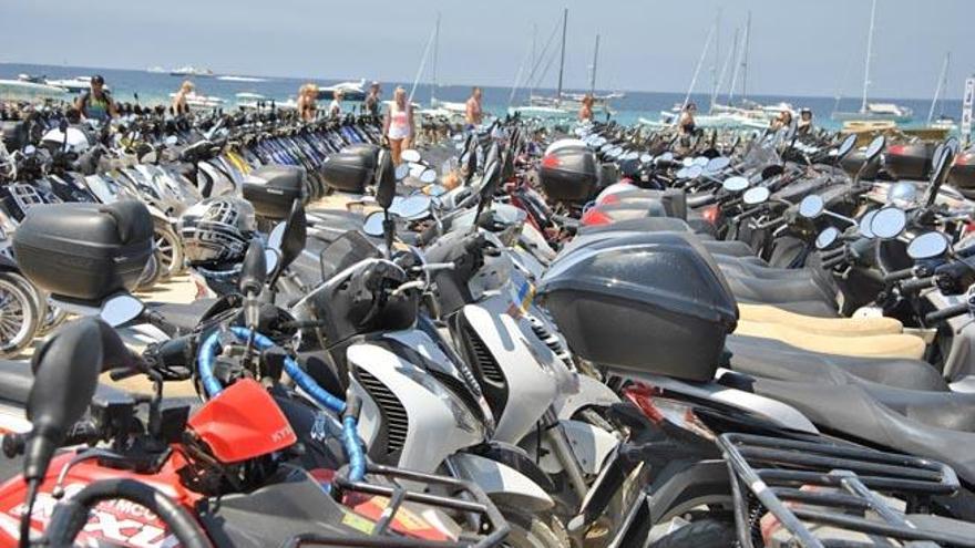 Motos aparcadas en un estacionamiento de la zona de ses Illetes