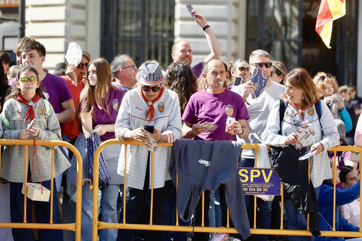 La plaza del Ayuntamiento, a reventar para la mascletà del viernes 13 de marzo: el sol dispara el ambiente fallero