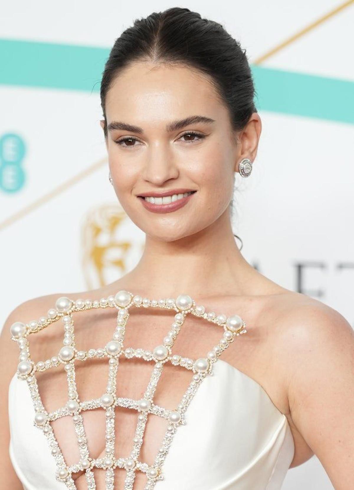 BAFTA 2023: El look de belleza de Lily James