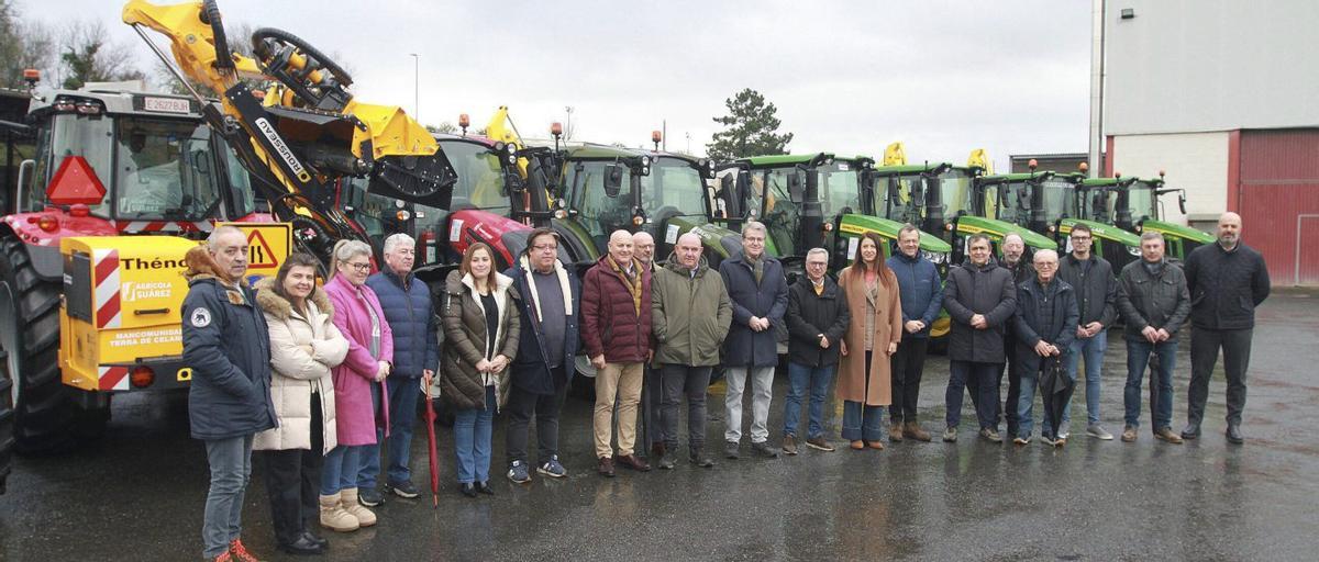 Autoridades de Xunta, Diputación y Concellos, junto a los tractores rozadores. |  Iñaki Osorio