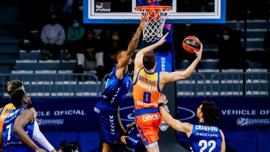 Neno Dimitrijevic penetra con decisión para poner al Valencia BC por delante a falta de solo cinco segundos