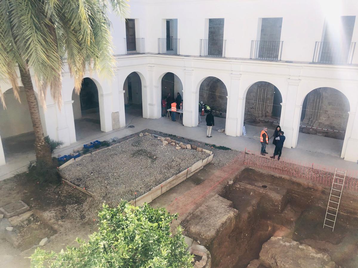 Excavación del claustro en busca de los restos del mártir.
