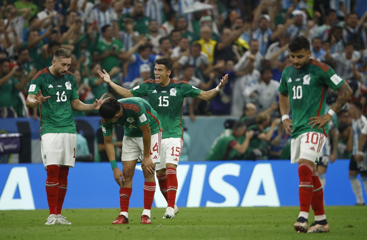 GR6004. LUSAIL (CATAR), 26/11/2022.- Jugadores de México se lamentan hoy, en un partido de la fase de grupos del Mundial de Fútbol Qatar 2022 entre Argentina y México en el estadio de Lusail (Catar). EFE/José Méndez