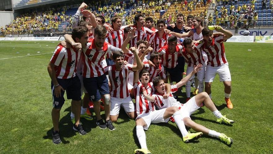 El Bilbao Athletic, segundo clasificado del Grupo II la pasada campaña, acabó ascendiendo tras superar tres eliminatorias.