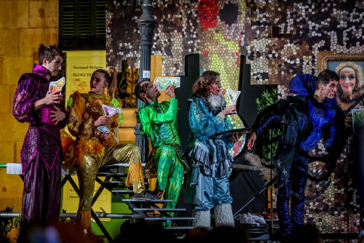 Cercavila de incio del Carnaval de Barcelona. El recorrido ha empezado al inicio de la Rambla para dirigirse al Palau de la Virreina, donde ha habido un espectáculo y una 'taronjada' ( confeti y globos)