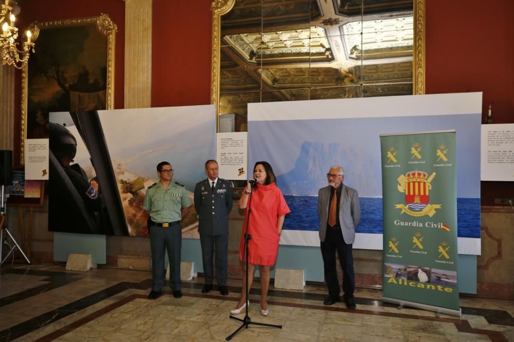 La Sociedad Casino de Torrevieja acoge hasta el lunes una exposición fotográfica de Manuel Lorenzo con motivo del 175 aniversario de la Guardia Civil. La inauguración el martes estuvo precedida por un