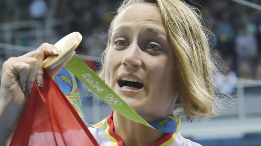 Mireia Belmonte celebra la medalla de oro.