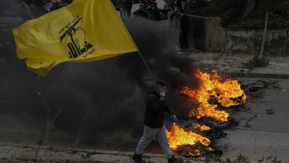 Un hombre ondea una bandera de Hizbulá durante una protesta, el pasado mes de febrero.