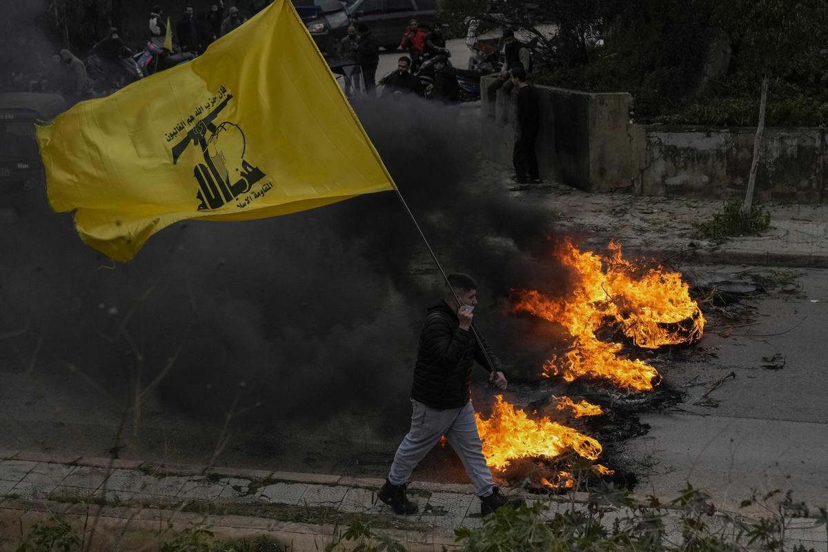Un hombre ondea una bandera de Hizbulá durante una protesta, el pasado mes de febrero.