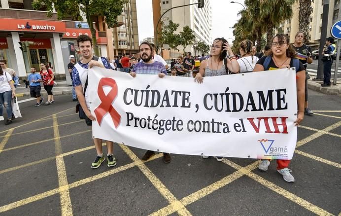 LAS PALMAS DE GRAN CANARIA A 24/06/2017. Este 2017 el lema del orgullo está vinculado a la demanda de la Ley de Igualdad LGTBI que combata los flecos pendientes para la igualdad legal y real. La manifestación discurrió por la avenida de Mesa y López hasta Santa Catalina. FOTO: J.PÉREZ CURBELO