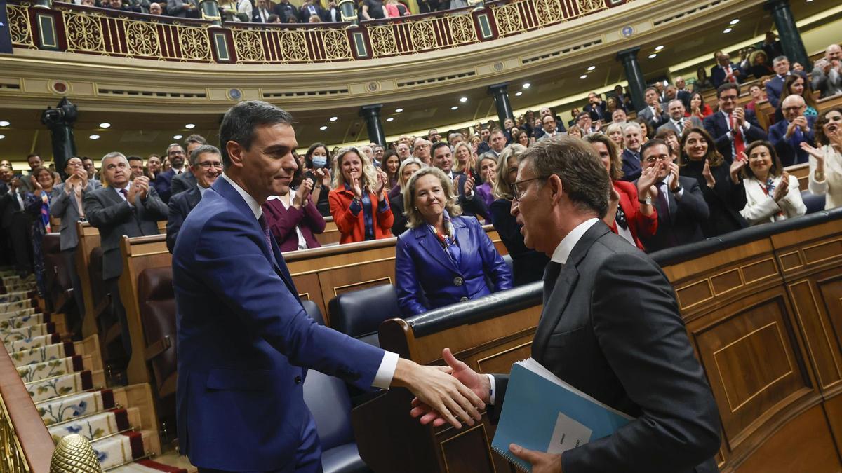 PP-Chef Alberto Nuñez Feijóo gratuliert am Donnerstag (16.11.) dem wiedergewählten Ministerpräsidenten Pedro Sánchez.