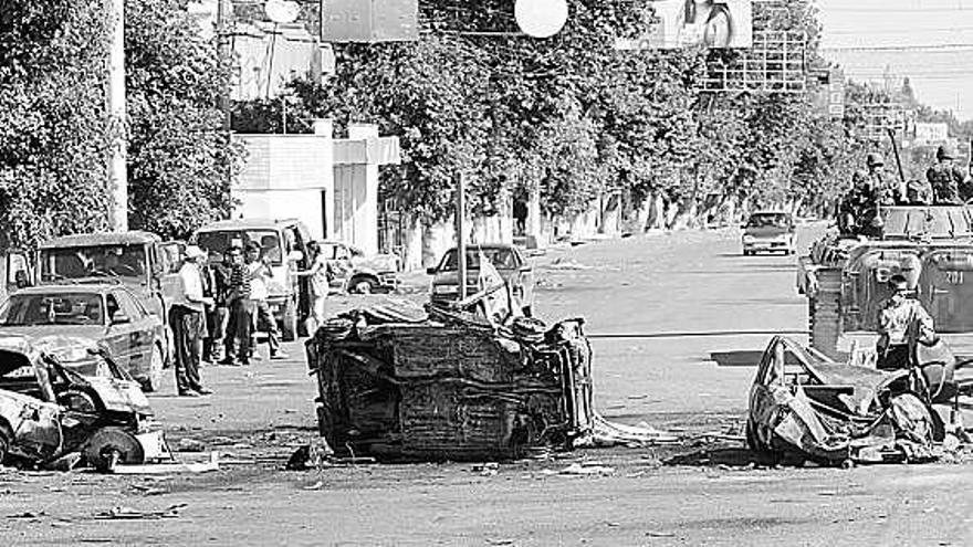 Coches quemados y destrozados tras enfrentamientos étnicos en la ciudad kirguís de Jalalabad.