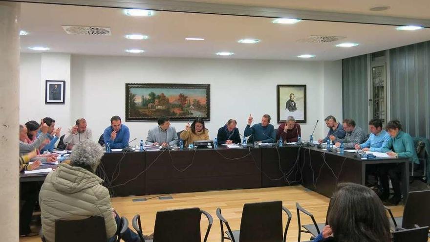 Los concejales, votando a favor de la comisión del cobro por aparcar en Ribadesella.