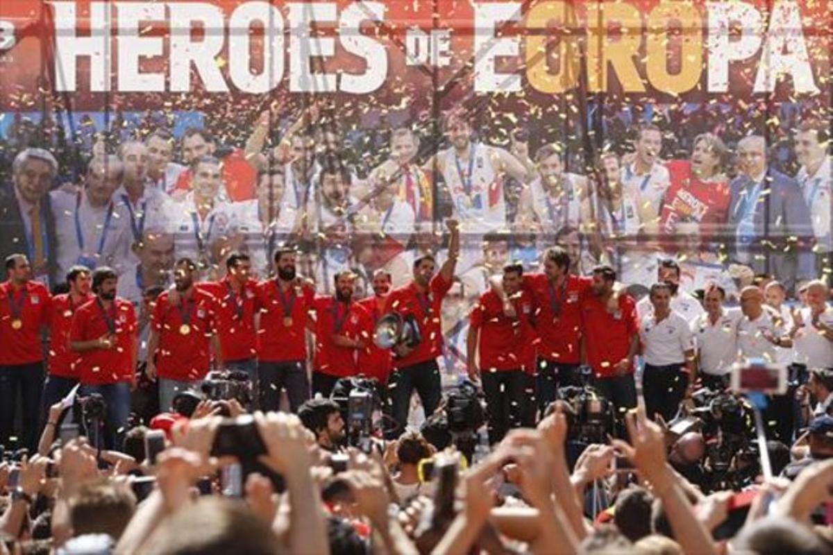 La selecció celebra amb milers d’aficionats el seu títol a la plaça Callao de Madrid.