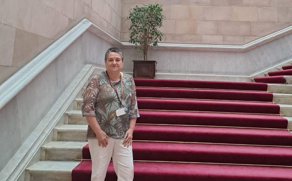 Teresa Mur, presidenta de l'associació, al Parlament de Catalunya