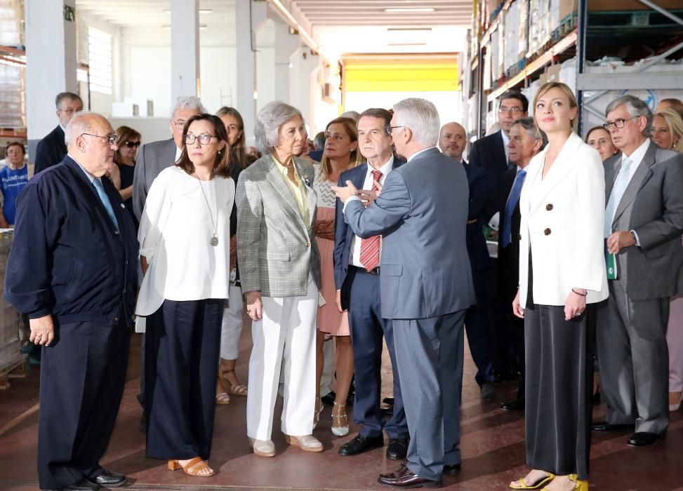 La reina Sofía visita el Banco de Alimentos de Vigo