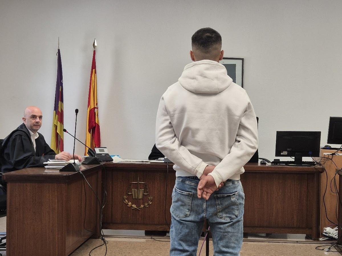 El condenado por agredir con una botella rota y una piedra al dueño de un bar de Sineu en el juicio en Palma.