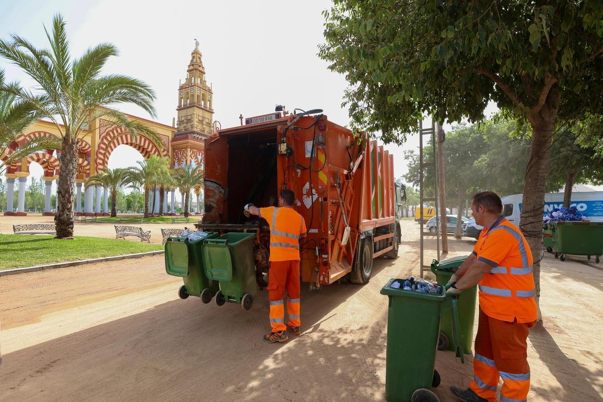 Trabajadores de Sadeco, en el recinto ferial de El Arenal durante la feria del año pasado.