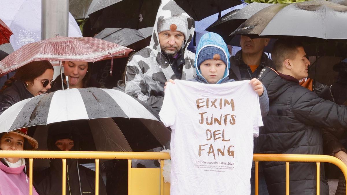 Espectadores guardando el sitio en la mascletà, para disfrutar del disparo.