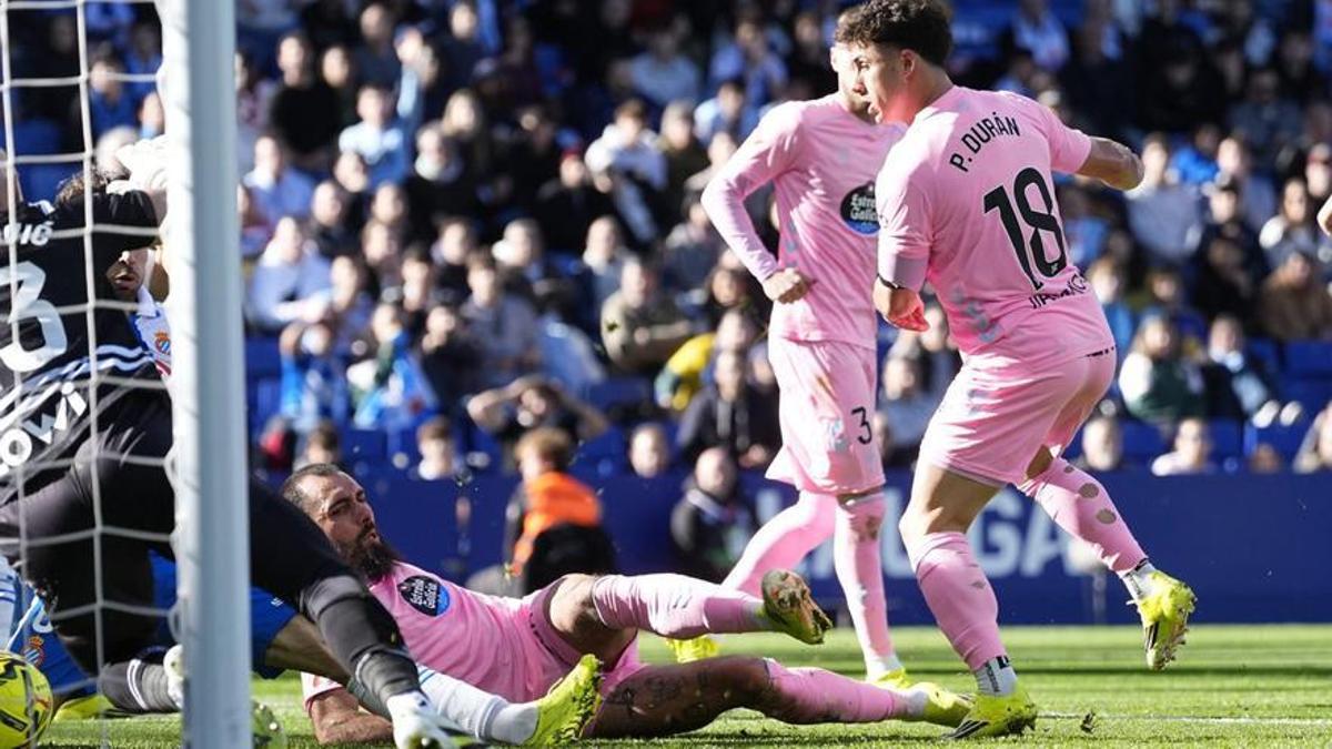 Remate desde el suelo de Borja Iglesias para marcar el tanto anulado por el árbitro tras la revisión del VAR. | ENRIC FONTCUBERTA
