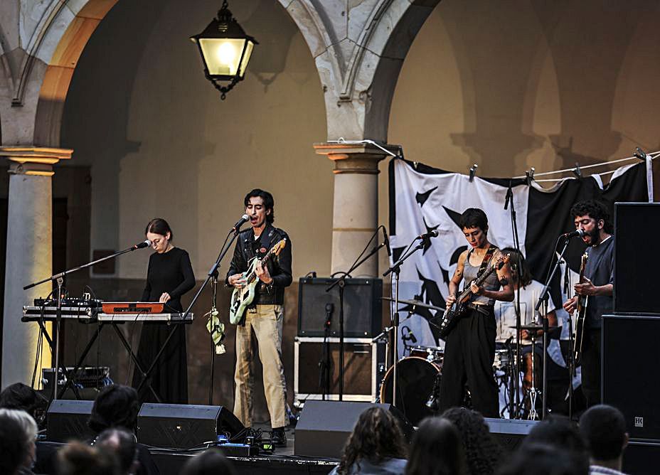 El grupo valenciano “La Plata”, durante su actuación, antes de que se cancelase por la lluvia. 