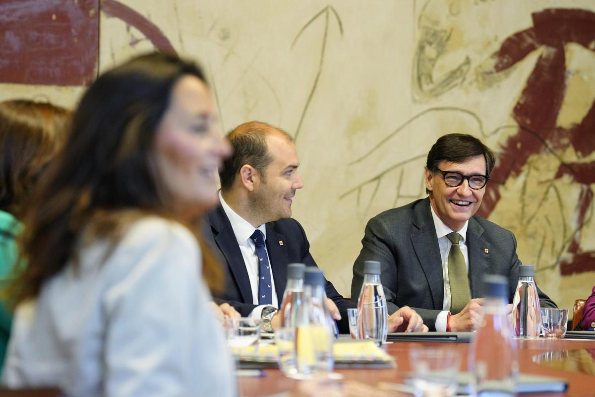 La consellera Niubó (primero plano) y el president Illa este martes en la reunión del Govern.