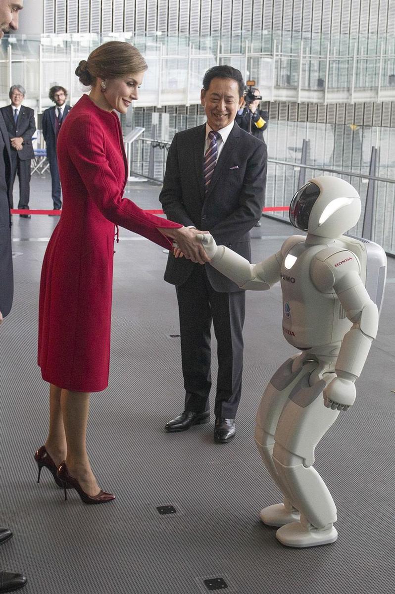 Letizia Ortiz saludo a un robot en Japón