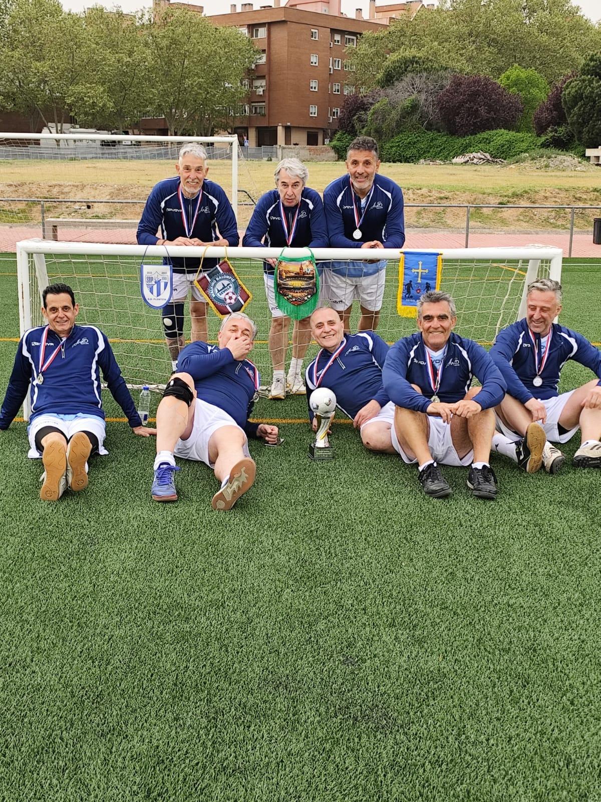 Los integrantes del Aran's, al término del torneo con el trofeo que ganaron.