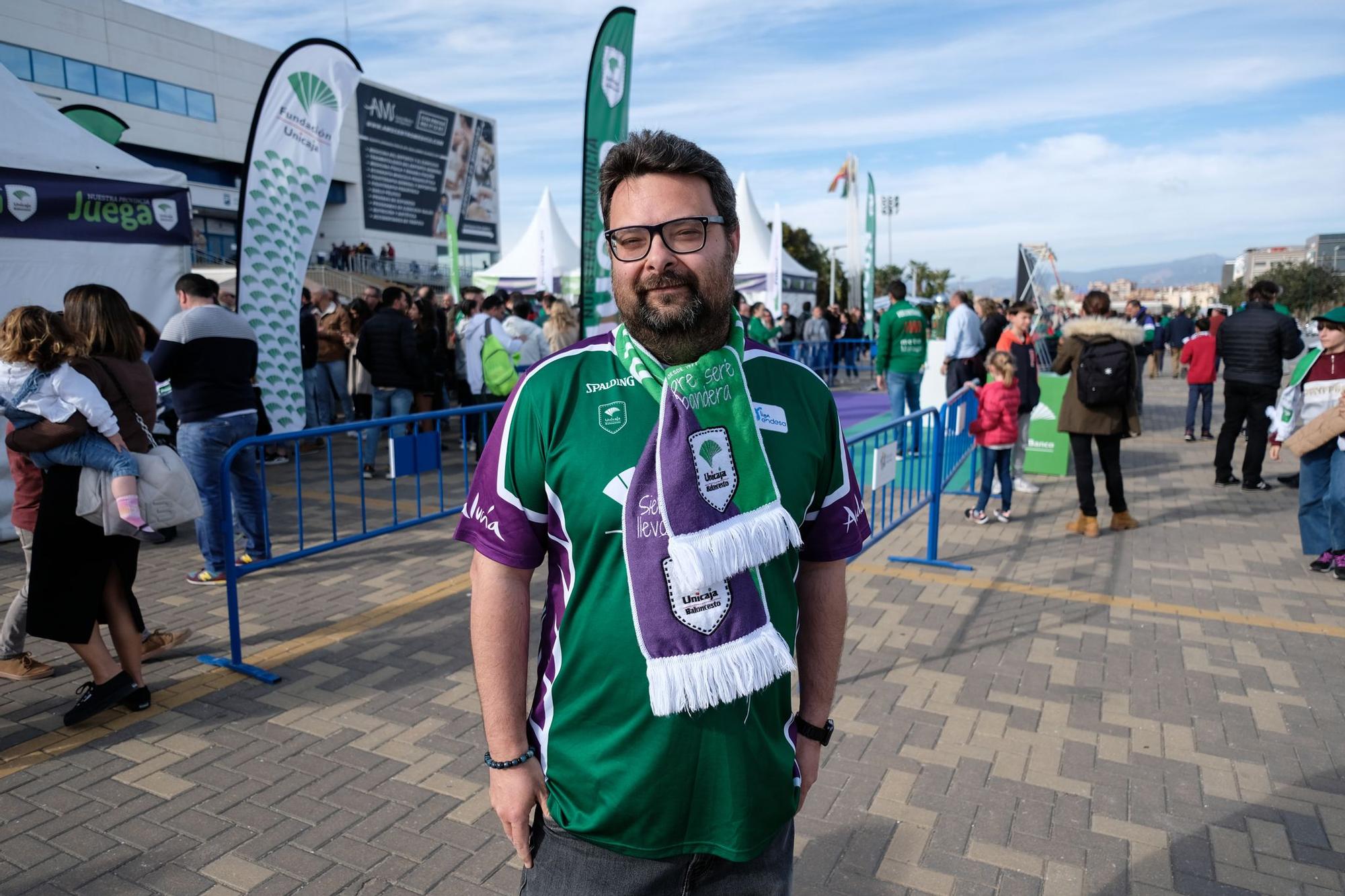 La afición celebra el título de Copa en la previa del Unicaja - Girona