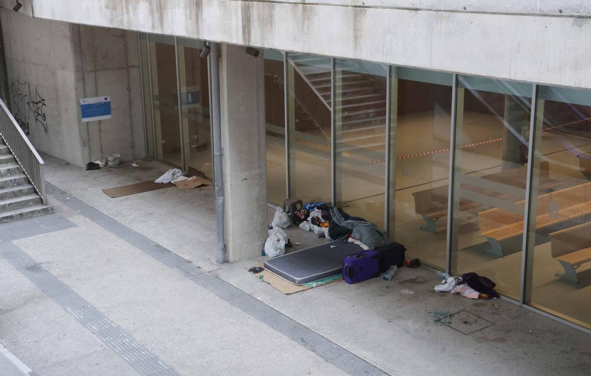 VIGO. gente durmiendo en la nueva estacion de autobuses. vialia
