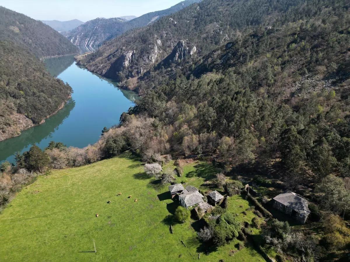 Así es la aldea de Lantero, en Boal, que se vende por 690.000 euros