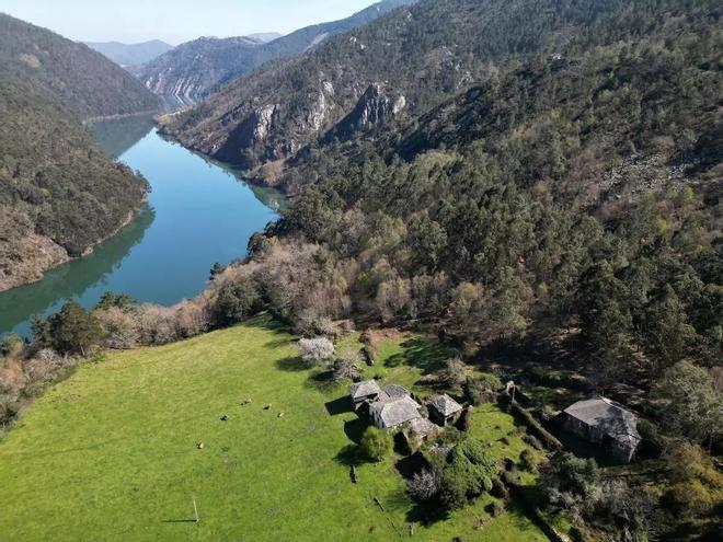 Así es la aldea de Lantero, en Boal, que se vende por 690.000 euros